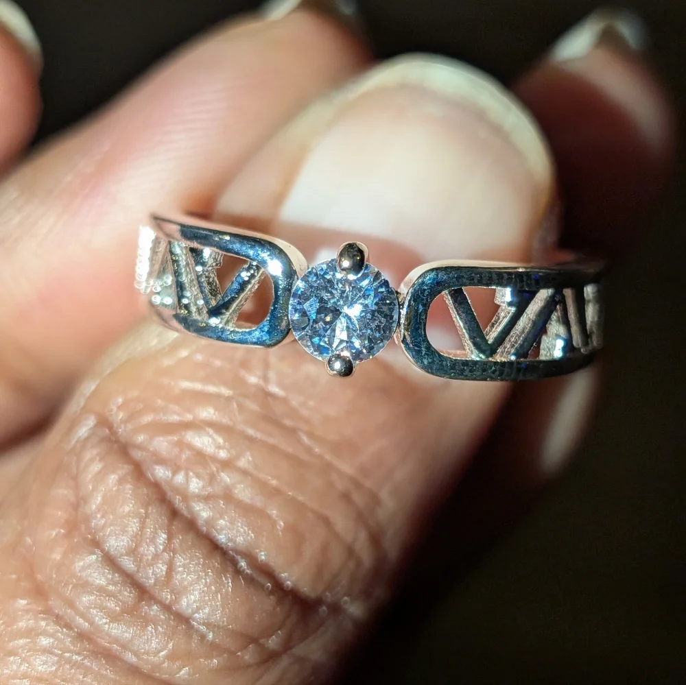 Stunning 925 Silver Unisex Ring Sz 9